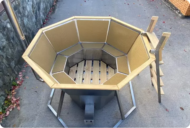 Чаша банного чана должна иметь широкое основание для ног.